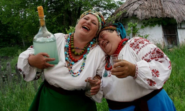 Нарколог развенчала популярный миф о самогоне